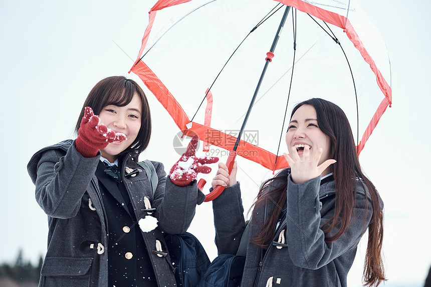 笑脸下雪的球场高中女孩在多雪的图片