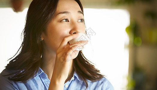 酒徒白天减肥女人在一个房间里喝酒图片