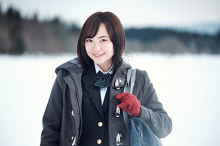可爱肖像通勤上学高中女孩在多雪的图片