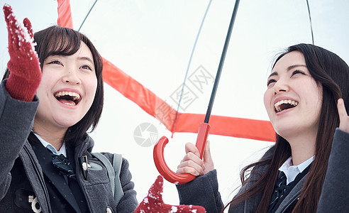 伙伴女欣赏高中女孩在多雪的图片