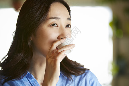 白天餐厅日本酒女人在一个房间里喝酒图片