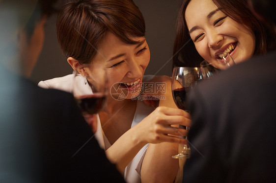 职业女葡萄酒女生工作的人喝酒图片