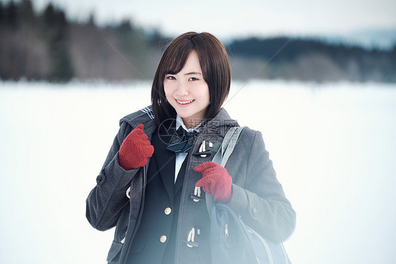 生活燃烧体预防感冒高中女孩在多雪的图片