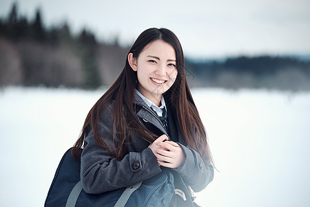 雪中的女高中生图片