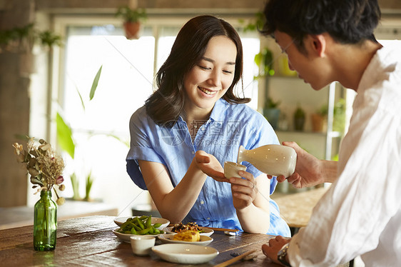 年轻甜蜜的情侣图片