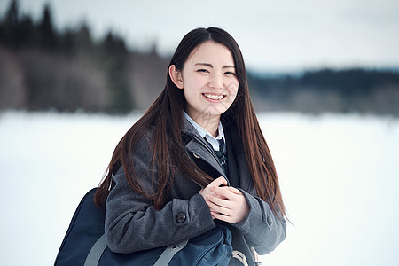 雪中的美女高中生图片