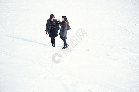 站在雪地上的女高中生们图片
