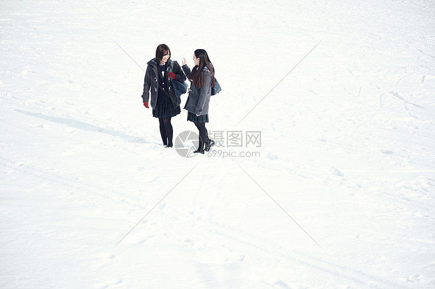 站在雪地上的女高中生们图片