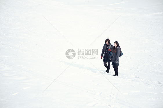 站在雪地上的美女高中生们图片
