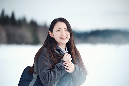 站在雪地上的美女学生图片
