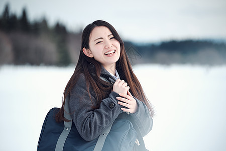 站在雪地上的女高中生形象图片