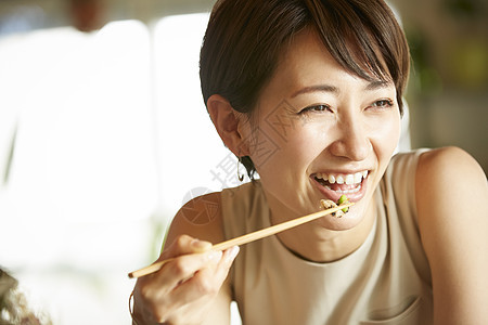 品尝菜肴的女性图片