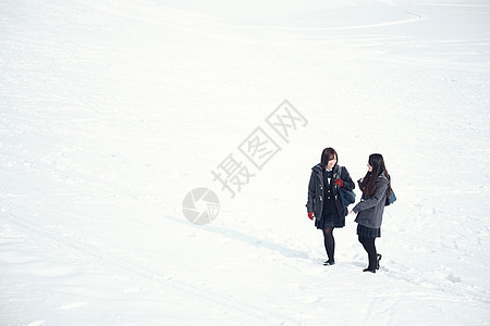 在雪地上的女高中生图片