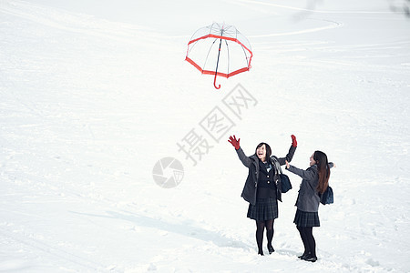 户外高中女孩在雪地里享受乐趣图片