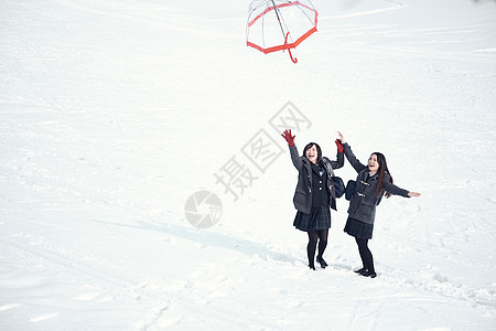 户外高中女孩在雪地里享受乐趣图片