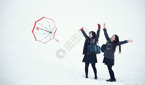 户外高中女孩在雪地里享受乐趣图片