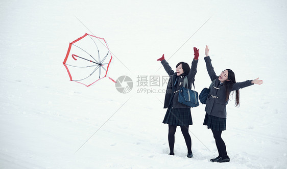 户外高中女孩在雪地里享受乐趣图片