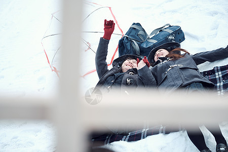 户外高中女孩在雪地里享受乐趣图片