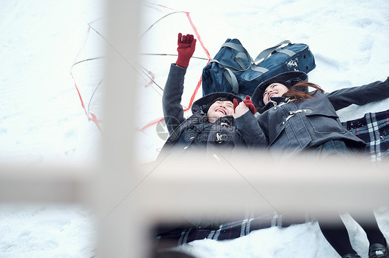 户外高中女孩在雪地里享受乐趣图片