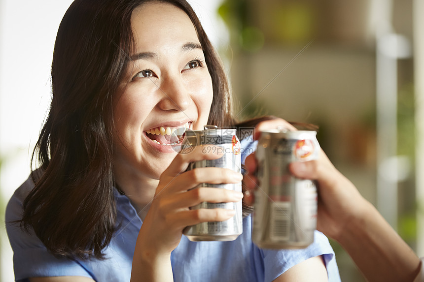 在房间里喝酒的男人和女人图片