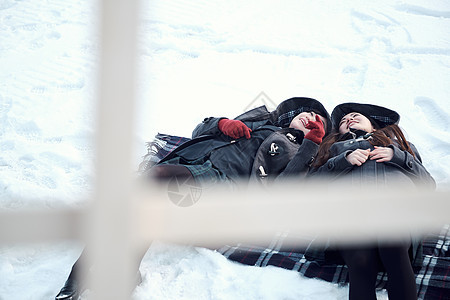 户外高中女孩在雪地里享受乐趣图片