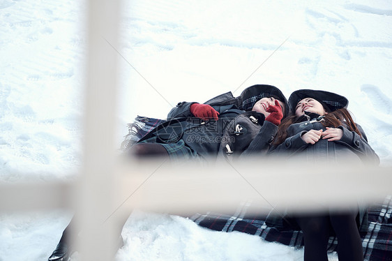 户外高中女孩在雪地里享受乐趣图片