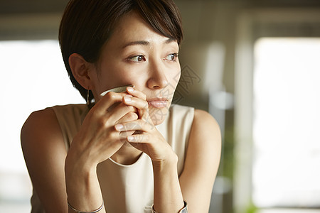 女人在一个房间里喝酒图片