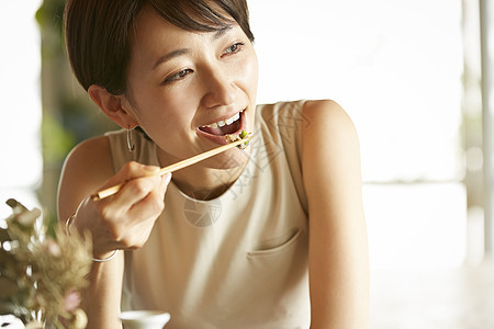 愉快品尝美食的女人图片