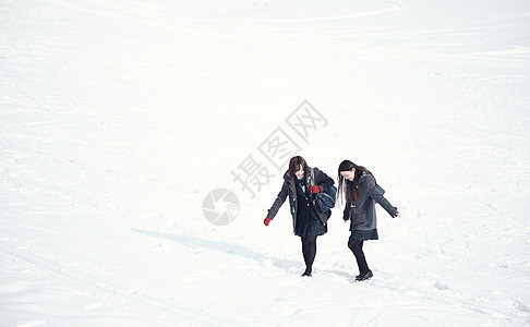 户外高中女孩在雪地里享受乐趣图片