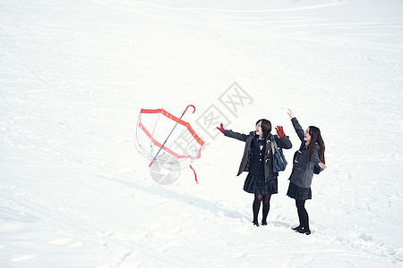 户外高中女孩在雪地里享受乐趣图片