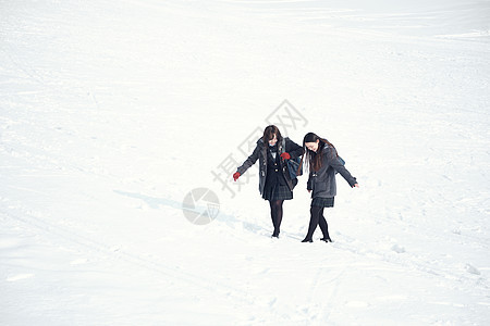 户外高中女孩在雪地里享受乐趣图片