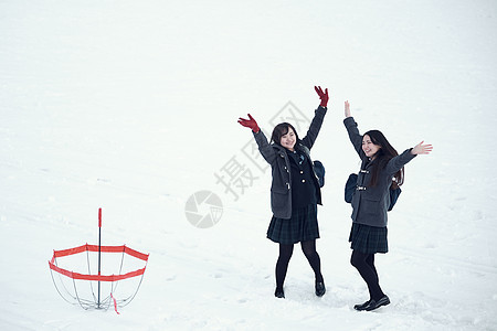 户外高中女孩在雪地里享受乐趣图片