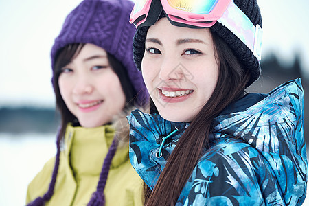 户外滑雪的年轻女性图片