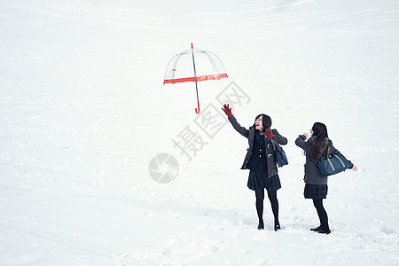 上学微笑年轻人高中女孩在多雪的图片
