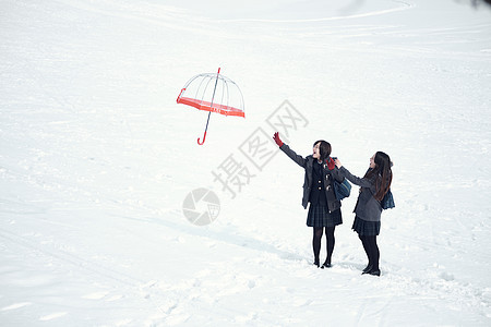 肖像扔上学高中女孩在多雪的图片