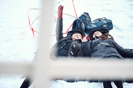 女学生下雪户外玩耍图片