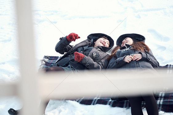 同学笑脸野餐用餐布高中女孩在多雪的图片