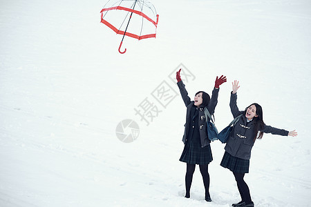 女学生下雪户外玩耍图片