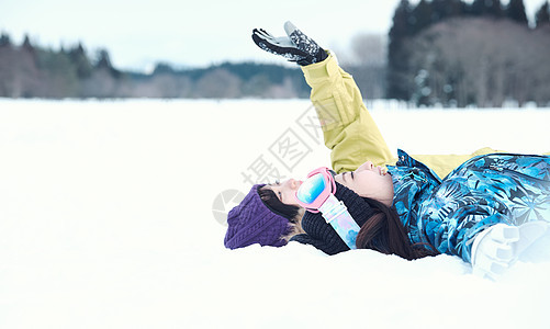 手延长女朋友滑雪胜地的女人图片