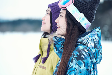 ol伙伴高兴滑雪胜地的女人图片