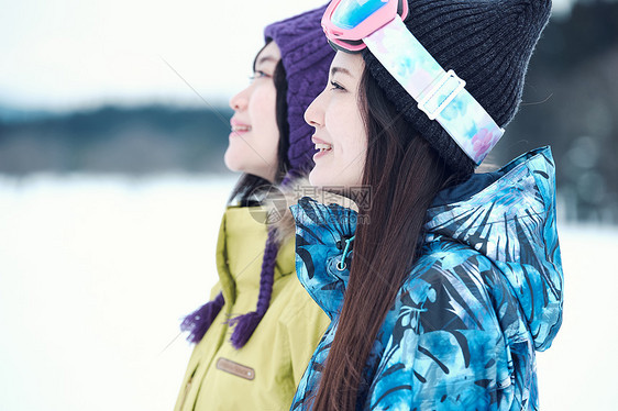 ol伙伴高兴滑雪胜地的女人图片