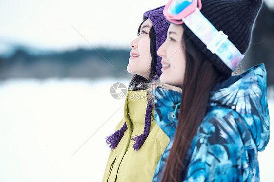 快乐愉快胸像滑雪胜地的女人图片