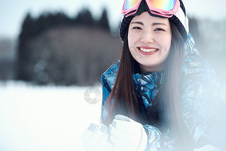 欢快高中生室外滑雪胜地的女人图片