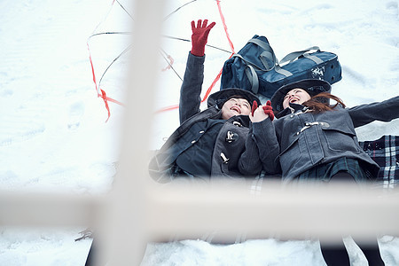 亲密朋友幸福空白部分高中女孩在多雪的图片