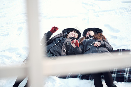 肖像高兴欢闹高中女孩在多雪的图片