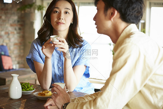 女人天女孩一对夫妇送礼物图片