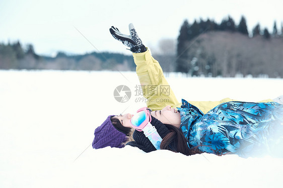 伸展旅游女士滑雪胜地的女人图片
