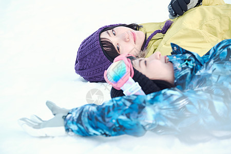 青年滑雪板日本人滑雪胜地的女人图片