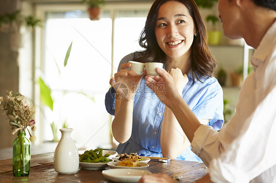 空白部分酒吧亲密朋友在房间里喝酒的男人和女人图片