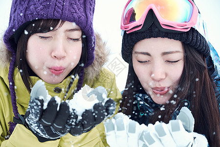 粉雪乐趣女朋友滑雪胜地的女人图片